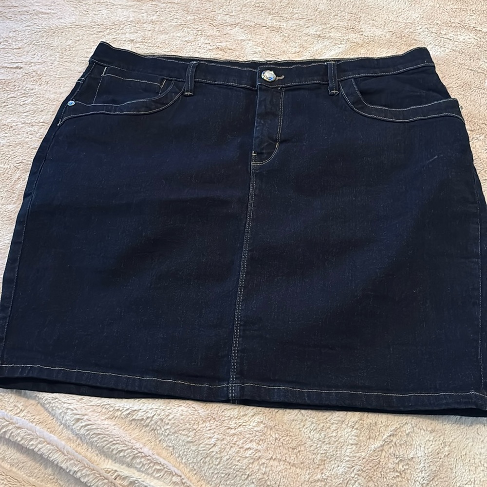 New dark wash denim blue jean skirt by Venus